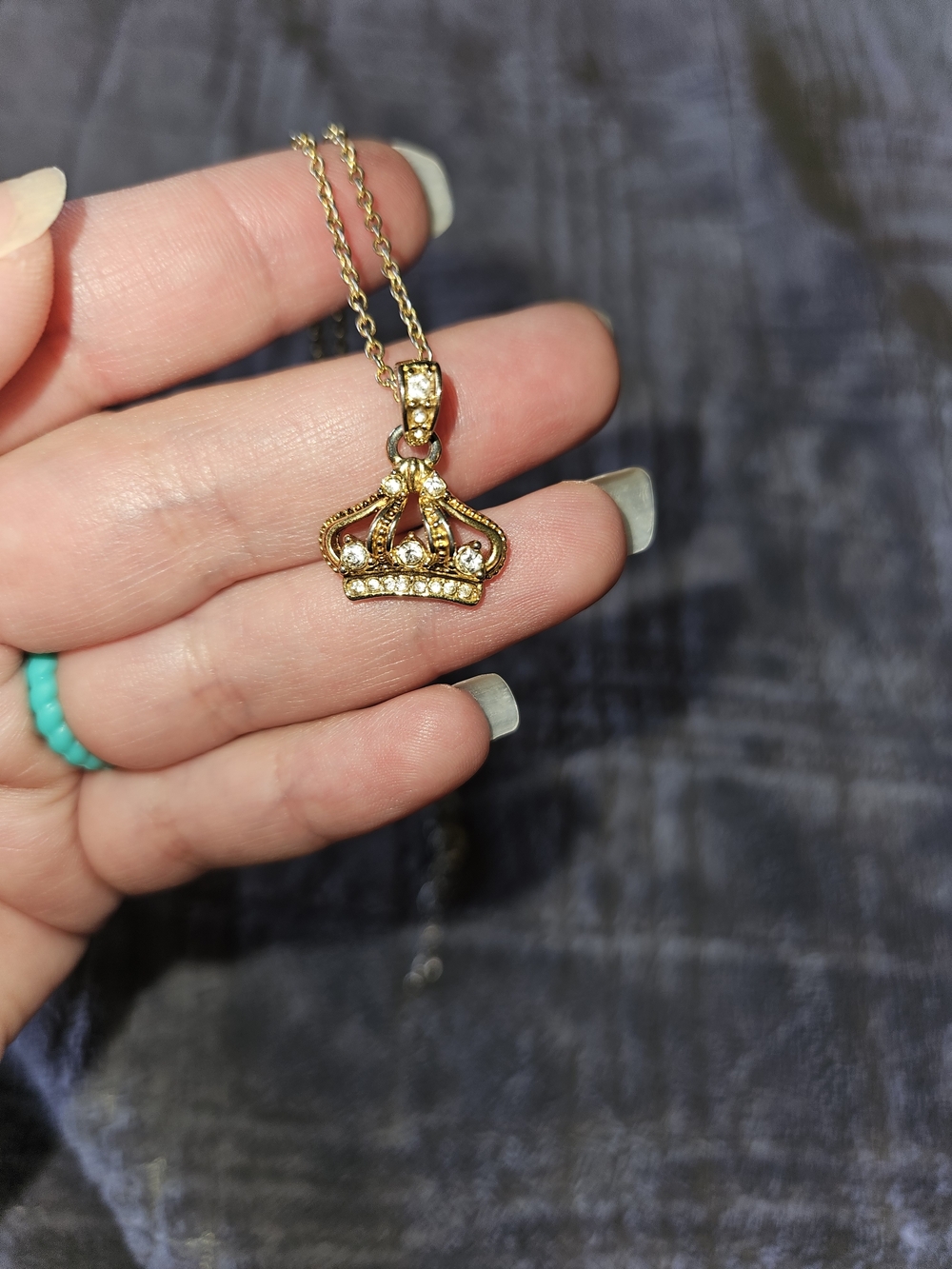 Vintage Avon Gold Tone Queen's Crown Pendant Necklace - Picture 5 of 5